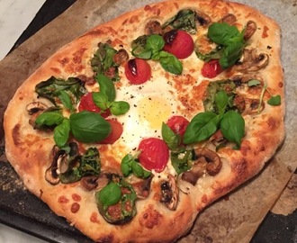 Vit pizza med ägg, tryffelolja och svamp
