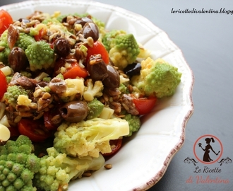 Broccolo romanesco in insalata con pomodorini, acciughe e olive taggiasche