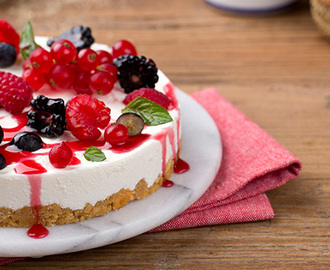 La cheesecake ai frutti di bosco è un dessert fresco e delizioso, ideale sia per una merenda che a colazione.