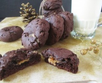 Čokoládové cookies plnené slaným karamelom