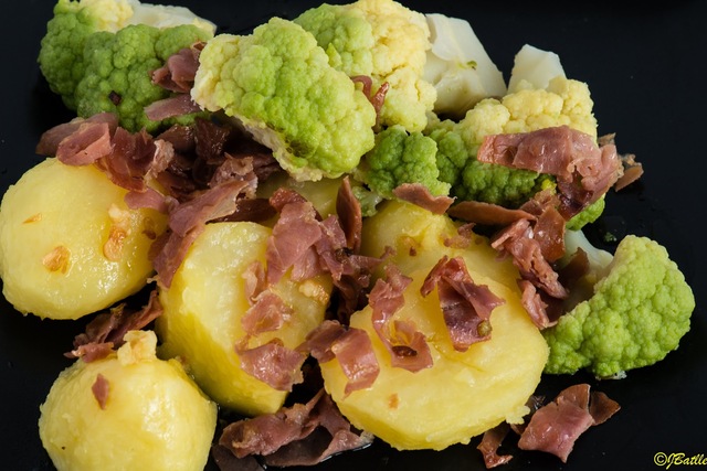 Saltejat de brócoli i patata amb pernil