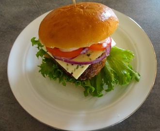 Hjemmelaget Burger med chili â™« Servert med god ost & chilidressing â™«