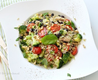 Leftover rijstsalade met broccoli en zwarte bonen