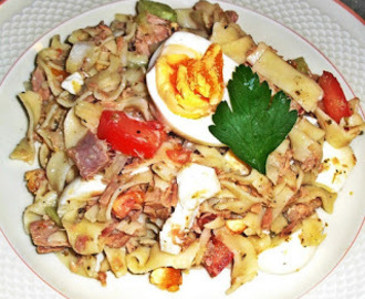 Nudelsalat mit Thunfisch und Ei