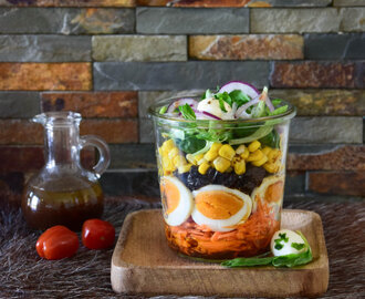 Mittagessen to go: Frühlingssalat mit Pflaumendressing im Glas