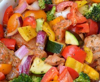 Pieczone filety kurczaka z warzywami – zdrowy obiad w 15 minut