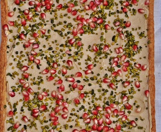 Mazurek chałwowy z pistacjami  i granatem