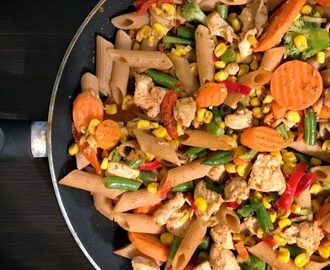 Dietetycznie – makaron z kurczakiem i warzywami