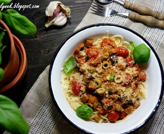 Spaghetti z tuńczykiem w sosie pomidorowym z bakłażanem i oliwkami