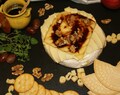 Brie med daddel chutney og honning
