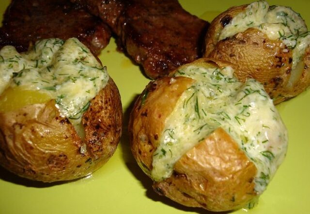 Gurmánske plnené zemiaky aké ste ešte nejedli! Tajomstvo spočíva vo fajnovej syrovo-cesnakovej náplni!