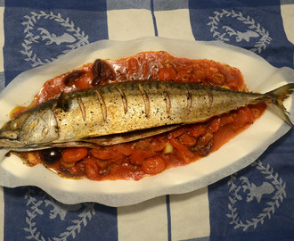 Makrele mit Paprika auf Tomaten und Oliven