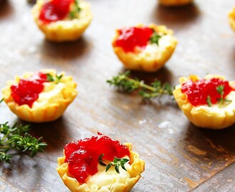 Cranberry & Cream Cheese Mini Phyllo Bites {Christmas Party Appetizers}