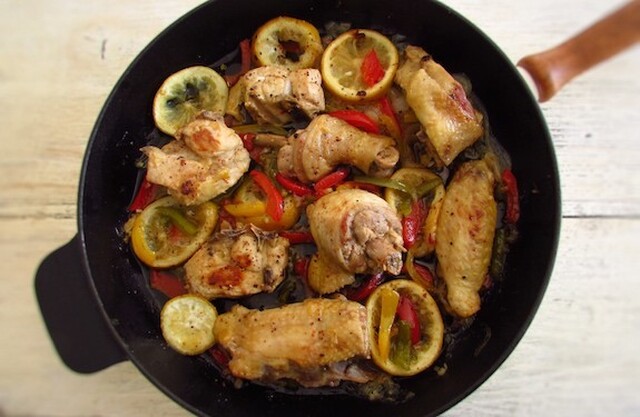 Fried chicken with peppers and lemon