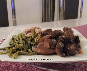 Rôti de porc, champignons et haricots verts en sauce