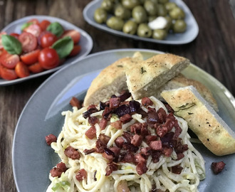 spaghetti met prei, roomsaus en krokante spekjes - Familie over de kook