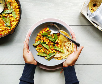 Yellow chickpea curry
