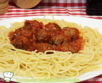 Receta de espaguetis con albóndigas de pollo y salsa de tomate