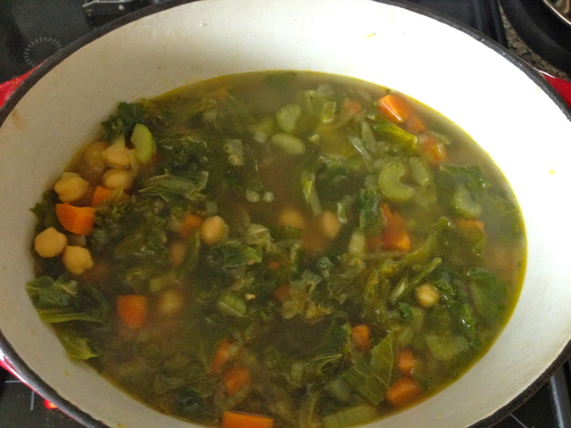 Soupe au Chou Kale, Pois-Chiches et Curry
