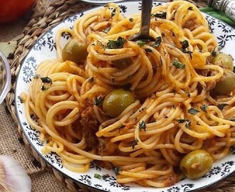Espaguetis con aceitunas y salchichas