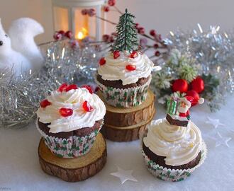{ En attendant Noël }  Cupcakes chocolat et vin rouge, insert brunoise de poire, glaçage crème fouettée - Foodista Challenge #25