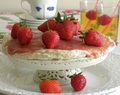 Frusen marängtårta med rabarber och jordgubbar till Mors Dag