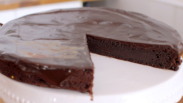 Υγρό σοκολατένιο κέικ με γκανάζ σοκολάτας (Video)
