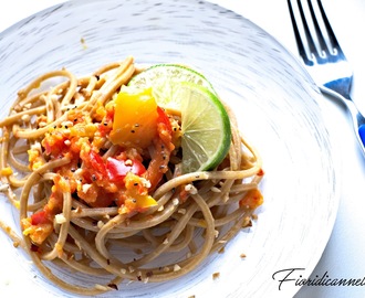 Spaghetti integrali con salsa di peperoni aromatizzata al lime, granella di nocciole e semi di chia