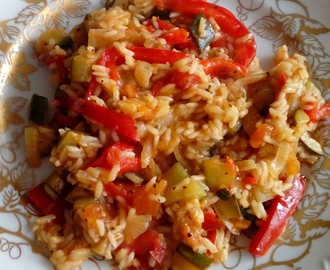 Cukinia z ryżem, papryką i pomidorami