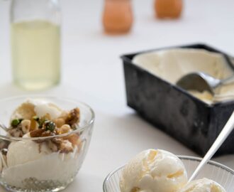 Easy amaretto-ijs met zure citroensiroop, angostura en amandel-pistachepraline – recept