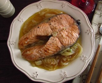 Salmon with onions