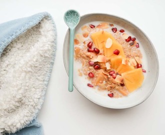 Kerst Quinoa Ontbijt met Kaki Fruit & Granaatappel