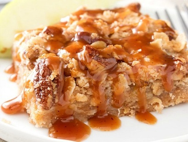 Caramel Apple Pie Bars with Cinnamon Pecan Streusel