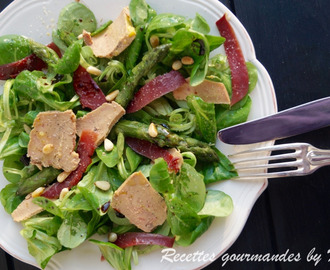 Salade périgourdine au foie gras, asperges et magret fumé