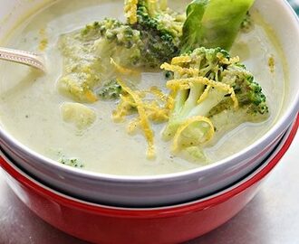 Zupa serowa z brokułami i szpinakiem