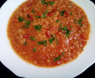 Zupa z czerwonej soczewicy z pomidorami