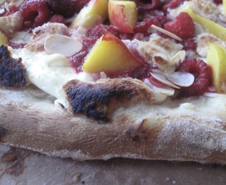 Söt pizza med nektariner och hallon