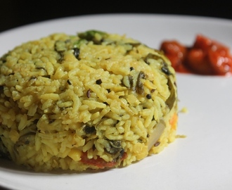 Arisi Paruppu Sadam Recipe - Healthy Dhal Spinach Rice Recipe