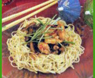 Wok con fideos de arroz y mariscos