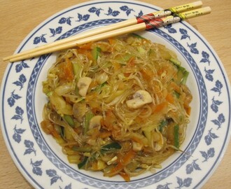 Spaghetti di soia in stile orientale con verdure e germogli