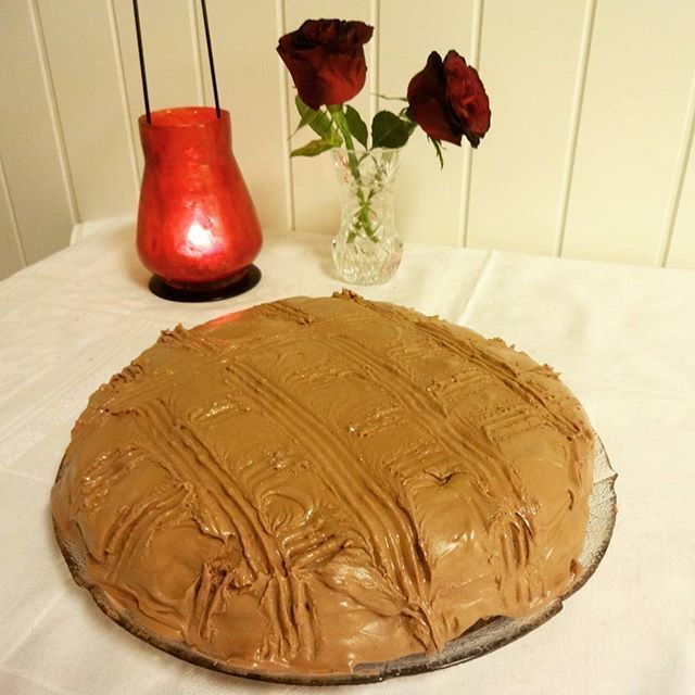 60'tallets sjokoladekake med romessens og lys sjokoladekrem â™«