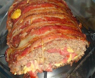 Rolo de carne recheado (coberto de bacon) no forno