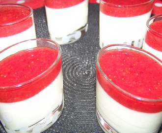Panna cotta au chocolat blanc et aux fraises.