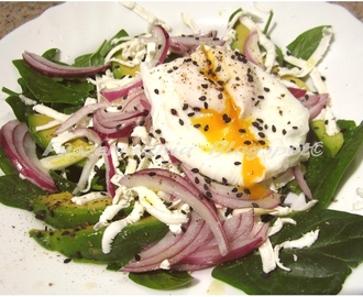 Avokádó saláta bébispenóttal és tojással
