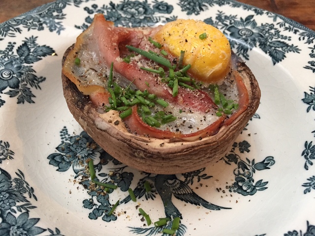 Gevulde portobello met ei en rauwe ham
