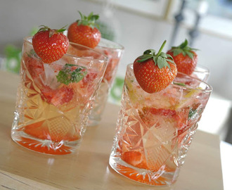 Sangria med bubbel och jordgubbar