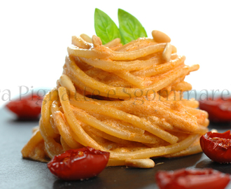 Spaghettoni monograno Felicetti, con ricotta di bufala, crema di pomodori disidratati, olio al basilico e pinoli tostati al sale