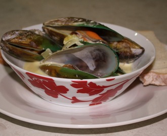 New Zealand Green Lipped Mussels in a White Wine and Garlic Sauce