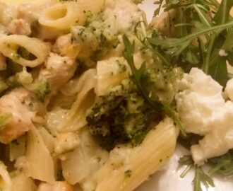 Pasta ovenschotel met broccoli, kip en kaassaus