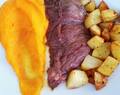 Bavette, purée de butternut, pommes de terre rissolées à l'ail et au thym